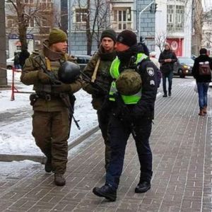 В Киеве на улицы вывели вооруженные патрули