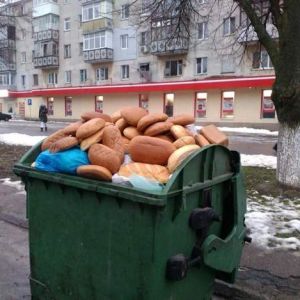 В Одессе обнаружили контейнер, полный выброшенного хлеба (ФОТО)