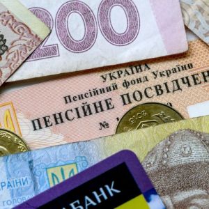 Части украинцев будут платить пенсии по-новому: что меняется с 1 апреля