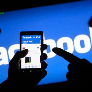Facebook проверяет личные сообщения пользователей