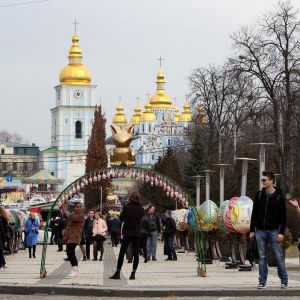 В центре Киева появились сотни пасхальных кроликов