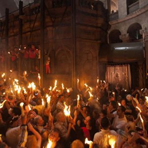 В храме Гроба Господня сошел Благодатный огонь