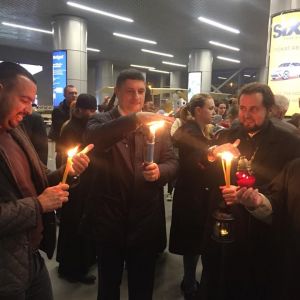 В аэропорту "Одесса" мэр Измаила Андрей Абрамченко встретил Благодатный Огонь и везет его в храмы города (ФОТО)