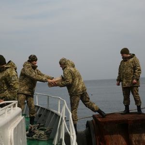 Пограничникам на Змеином передали освященные куличи и крашенки
