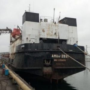 Под Одессой моряк месяц живет в рубке корабля, требуя зарплату