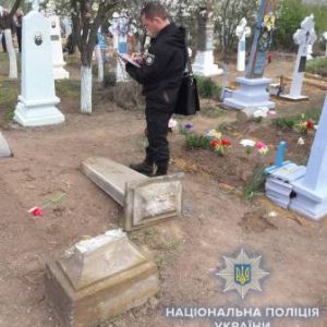 В Бессарабии погибла трехлетняя девочка: на кладбище на нее упала могильная плита