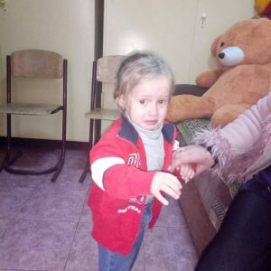 В Одессе отец хотел сдать двухлетнюю дочь в приют, а в итоге бросил на рынке