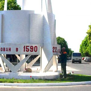В Измаиле обновляют стелу  на площади Мира (ФОТО)