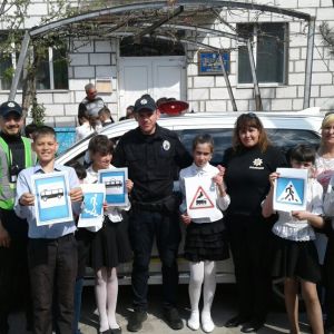Урок по безопасности дорожного движения с прогулкой на службеной машине: полицейские Измаила посетили Утконосовскую школу-интернат
