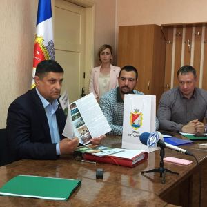 Андрей Абрамченко продемонстрировал презентационные пакеты города Измаила для иностранных делегаций и туристов