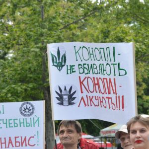 За легализацию марихуаны: в Одессе одни митинговали, другие прогоняли (ФОТО)