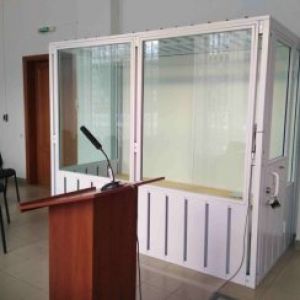 В Измаильском суде установили стеклянные современные ограждения для заключенных  (ФОТО)