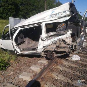 В Одесской области поезд расплющил микроавтобус. Один человек погиб