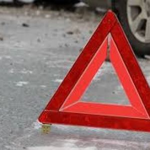 Фура, попавшая в ДТП, перевернулась и рассыпала 10 тонн огурцов по одесской трассе (фото)