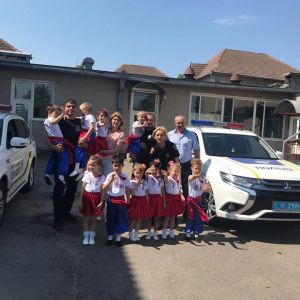 Сотрудники патрульной полиции Измаила посетили Дом ребенка. Маленьких измаильчан ждали сладкие угощения и демонстрация служебного автомобиля (ФОТО)