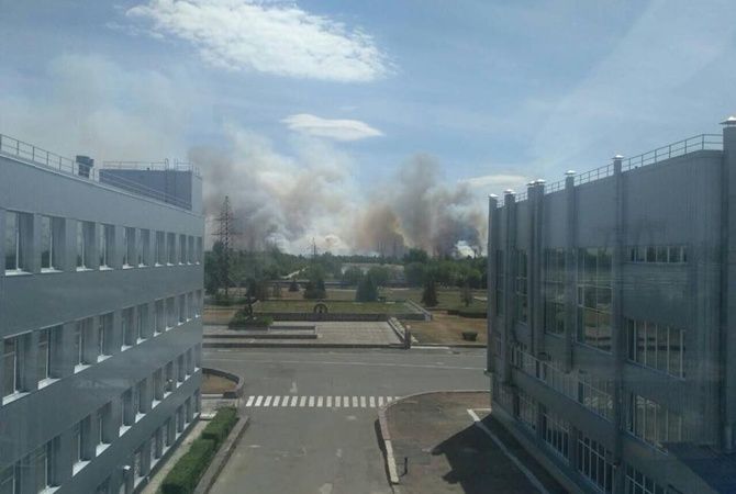 В Чернобыле горит "Рыжий лес" - огонь охватил 10 гектаров В Чернобыле горит "Рыжий лес" - огонь охватил 10 гектаров