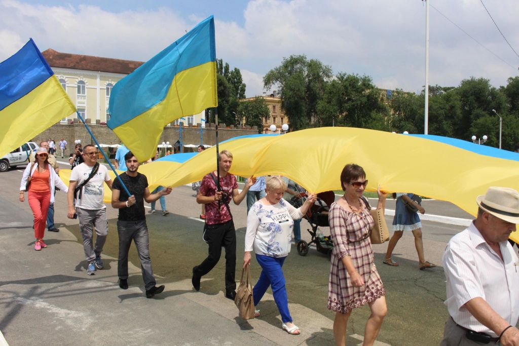 По Измаилу пронесли стометровый флаг участники фестиваля "Дунайська січ (ФОТО) По Измаилу пронесли стометровый флаг участники фестиваля "Дунайська січ (ФОТО)