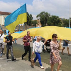 По Измаилу пронесли стометровый флаг участники фестиваля "Дунайська січ (ФОТО)