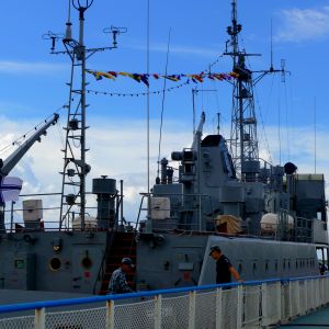 На морском вокзале Измаила царит оживление: парад военных и пограничных кораблей вызвал большой интерес горожан (фото)