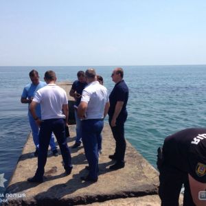 На одесском пляже нашли тело утопленника с привязанным к нему грузом