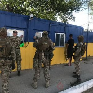 СБУ разоблачила таможенника-взяточника, зарабатывавшего по 20 тысяч в день