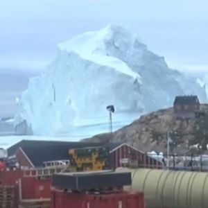В Гренландии эвакуировали деревню из-за огромного айсберга (ВИДЕО)