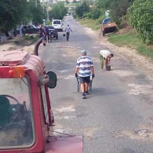 В селе Табаки Болградского района продолжают ремонт дорог собственными силами