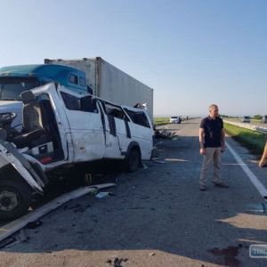 Одесская маршрутка, набитая пассажирами, попала в жуткое ДТП: пять погибших (фото)