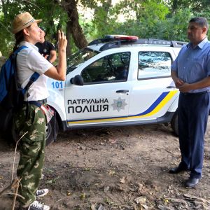 В Измаиле противостояние "зеленых" достигло апогея абсурда: трое активистов бросались под колеса техники, мешая вывозить мусор! (ФОТО, ВИДЕО)