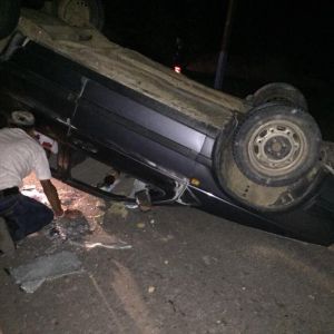 В Спасском автомобиль налетел на кучу глины посреди дороги и перевернулся (ФОТО)