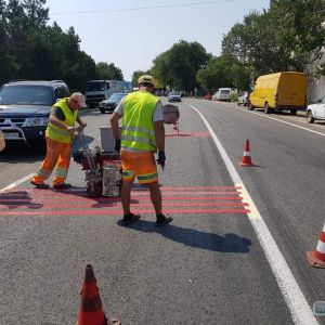 Ремонт трассы Одесса - Рени: рабочие наносят шумовые полосы на дороге в Татарбунарах