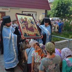 Измаильчане на коленях встречали икону "Всецарица",  имеющую благодать исцелять онкологических больных (ФОТОРЕПОРТАЖ)