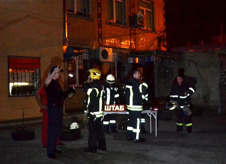 Четыре сотрудника ГосЧС пострадали при масштабном пожаре на СТО в Одессе Четыре сотрудника ГосЧС пострадали при масштабном пожаре на СТО в Одессе