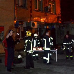 Четыре сотрудника ГосЧС пострадали при масштабном пожаре на СТО в Одессе