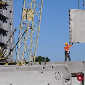 В селе Приморское рабочего раздавила бетонная плита