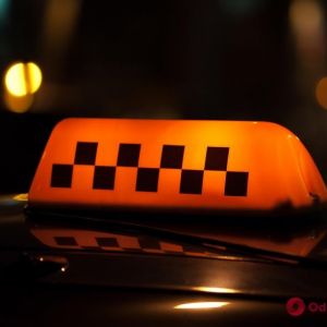 Банковская карта и мобильный телефон: в Измаиле таксист обокрал пассажирку