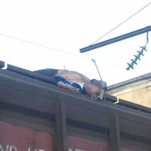 В Одессе на крыше поезда погиб подросток: через его тело прошло 27 500 вольт, - ФОТО