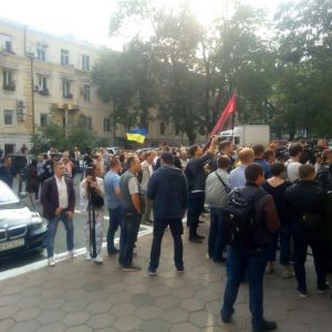 Общественники снова пикетировали здание главного управления Нацполиции в Одесской области из-за покушения на активиста