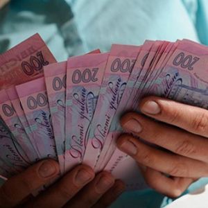Молодая судимая одесситка устроилась работать кассиром и в первый день украла сто тысяч из банка
