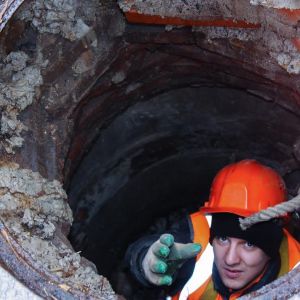 Измаильчане сутки сидели без воды из-за брошенного в коллектор ведра с мусором