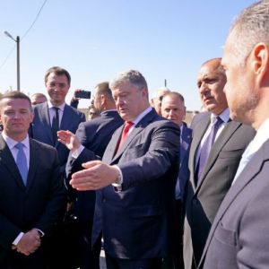 Президент Петр Порошенко ознакомился с ходом работ на трассе Одесса-Рени в Измаильском районе (ФОТО)