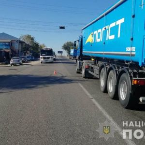 На трассе "Одесса-Рени" произошло ДТП: "КАМАЗ" наехал на женщину (ФОТО)