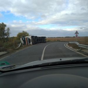 На трассе Одесса-Рени на мосту перевернулась фура (ФОТО)