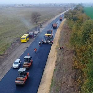 Ремонт трассы Одесса - Рени: рабочие укладывают асфальт на участке дороги в Саратском районе