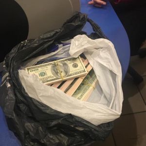 Советник гендиректора "УДП" задержан при получении взятки в размере 100 тысяч долларов (ФОТО)