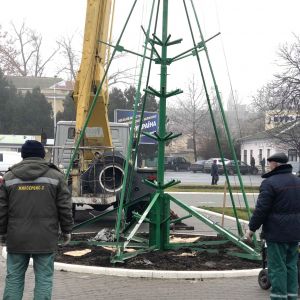 В Измаиле начали устанавливать главную ёлку города (ФОТО)