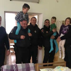 Сотрудники патрульной полиции Измаила поздравили воспитанников дома ребёнка с Днём Святого Николая (ФОТО)