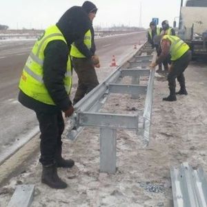 На трассе «Киев – Одесса» отремонтировали поврежденные «отбойники»
