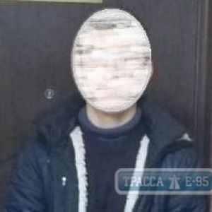 Молодой человек не прошел фейсконтроль в одном из одесских баров и "заминировал" его