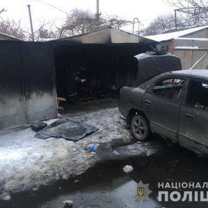 Два человека в гараже сгорели вместе с автомобилем